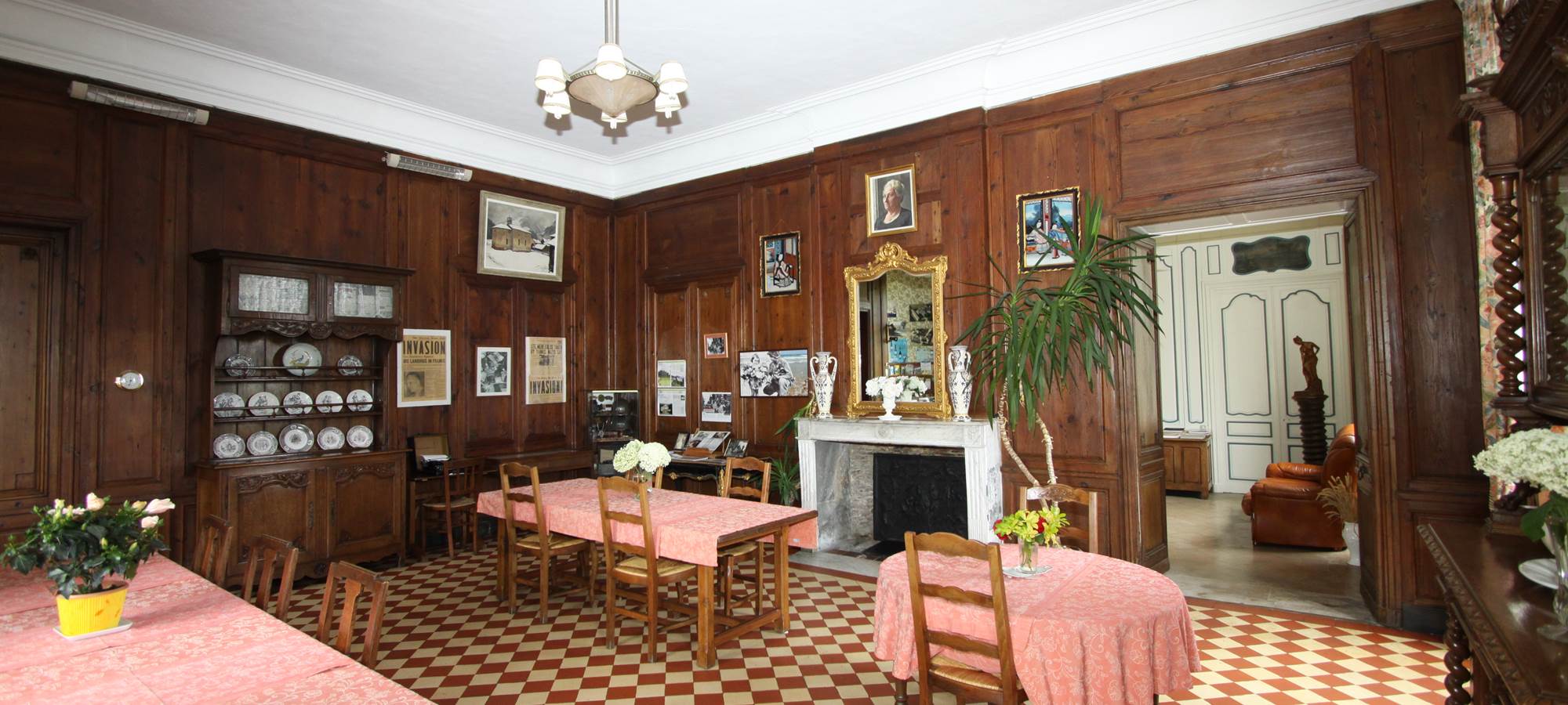 De met hout betimmerde eetkamer van Château de Vouilly waar oorlogscorrespondenten in 1944 werkten