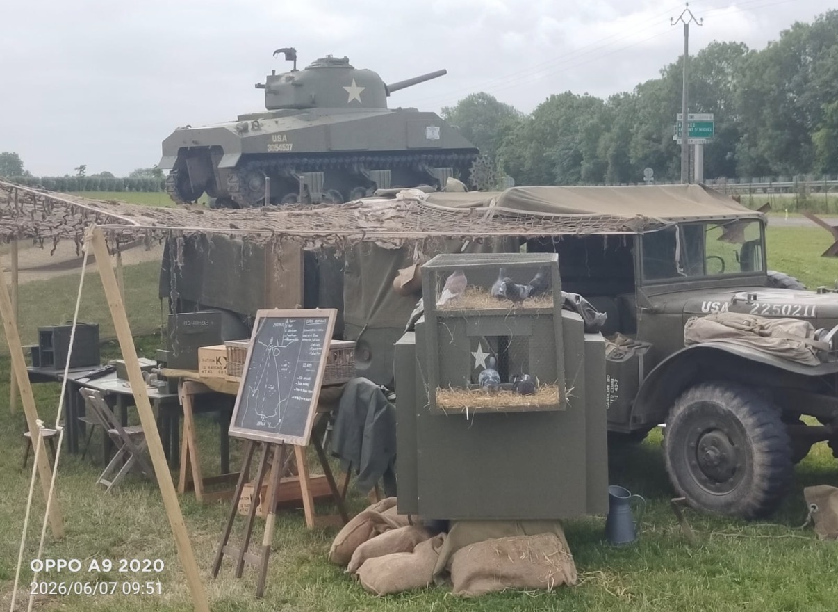 Een verplaatsbaar duivenhok bij een D-Day-herdenking in Normandië, 7 juni 2026.